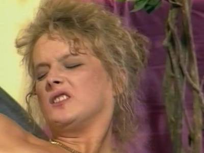 Blonde lässt sich im Vintage Porno intensiv rammeln